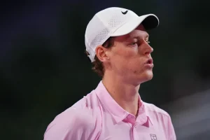 Inattendu : Sinner concède la première manche face à Bonzi !