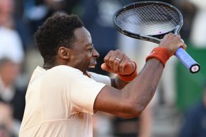 Inconstant et crispé mais finalement gagnant, Gaël Monfils prolonge à 39 ans le plaisir sur la terre battue de Monte-Carlo