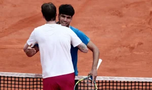 « J’ai hâte de t’affronter sur gazon ! » : la poignée de main entre Alcaraz et Bublik à Monte-Carlo