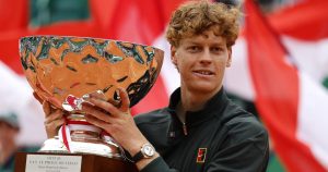 Jannik Sinner bat Carlos Alcaraz et redevient no 1 mondial