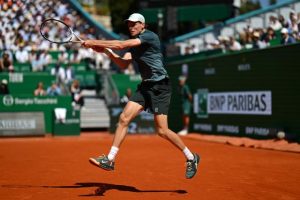 Jannik Sinner écarte Tomas Machac en huitièmes de finale du Masters 1000 de Monte-Carlo mais lâche un set en route, une première depuis février