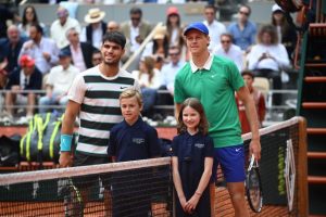 Jannik Sinner sur le forfait de Carlos Alcaraz à Roland-Garros : « Le tennis a besoin de lui »