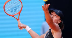 Participation à Roland Garros menacée ? Iga Swiatek, en larmes, abandonne au 3e tour à Madrid, à un mois du tournoi parisien (VIDEO)