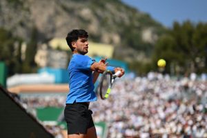 Touché au poignet droit, Carlos Alcaraz déclare forfait avant le deuxième tour de l&rsquo;ATP 500 de Barcelone