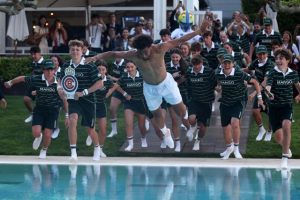 Tradition respectée pour Arthur Fils, qui a plongé dans une piscine avec les ramasseurs de balle pour fêter son titre à Barcelone