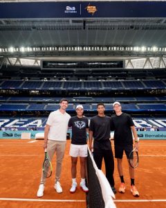 Un terrain de tennis dans un stade de foot et un double associant Rafael Nadal à… Thibaut Courtois