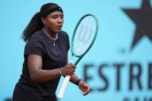 Une raquette fracassée, six balles de matches manquées mais une victoire au mental pour Hailey Baptiste face à la 12e mondiale à Madrid