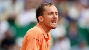VIDEO. Balayé en 49 minutes à Monte-Carlo, Daniil Medvedev craque et fracasse sa raquette sous les « Olé » du public