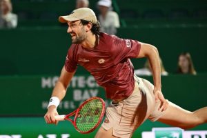 Valentin Vacherot s&rsquo;arrache pour éliminer Hubert Hurkacz et devient le premier Monégasque qualifié pour les quarts de finale du Masters 1000 de Monte-Carlo