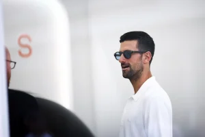 Vidéo – Élégant et attendu, Djokovic brille sur le tapis rouge des prix Laureus à Madrid
