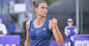 WTA – Rouen > Chloé Paquet intraitable sur la surface rouenaise : « C&rsquo;est de la terre posée sur du parquet. Pour moi ce n&rsquo;est pas de la vraie terre battue. Cela ne prend pas du tout les effets comme la terre battue le fait habituellement. Le kick ne prend pas, le lift ne prend pas »