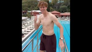 le plongeon de Sinner dans la piscine du Masters de Monte-Carlo après sa victoire contre Alcaraz