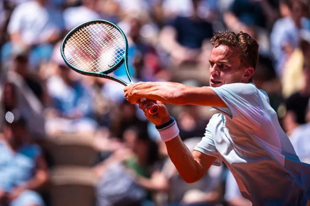 4 sets et 3h48 : Luca Van Assche retrouve la victoire et file au deuxième tour à Roland-Garros !