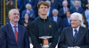 ATP > Angelo Binaghi, patron du tennis italien, sur Jannik Sinner : « Matteo Berrettini m&rsquo;a dit : &lsquo;il n&rsquo;en peut plus, c&rsquo;est impossible qu&rsquo;il vienne&rsquo;. Quand son manager m&rsquo;a appelé, j&rsquo;étais terrifié »