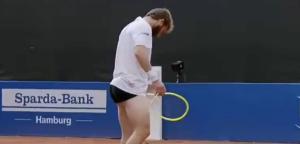 ATP – Hambourg, Vidéos > Encore battu, Corentin Moutet baisse son short en plein match…