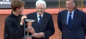 ATP – Rome > Jannik Sinner à Adriano Panatta après sa victoire en finale : « Je ne peux pas dire que je t&rsquo;ai vu gagner le tournoi il y a 50 ans. Je crois même que mes parents n&rsquo;étaient pas encore ensemble à l’époque »