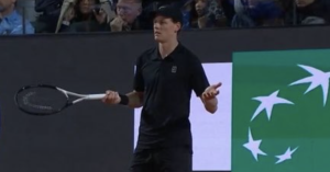 ATP – Rome > Sinner à l&rsquo;arbitre avant l&rsquo;interruption du match contre Medvedev : « Qu&rsquo;est-ce que vous voulez dire ? Il pleut des cordes ! Et si je glisse sur une ligne ? »