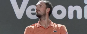 ATP – Rome, Vidéos > Daniil Medvedev à l&rsquo;arbitre pendant son match contre Jannik Sinner : « Quand on appelle le kiné pour des crampes, on n&rsquo;a pas d&rsquo;amende ? »