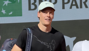ATP, Vidéos > L&rsquo;arrivée remarquée de Jannik Sinner à Roland-Garros