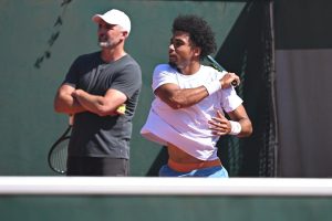 Arthur Fils s&rsquo;est entraîné mais, à quelques jours de son entrée en lice à Roland-Garros, le mystère sur son état de forme reste entier