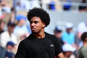 Au lendemain de l&rsquo;annonce de son forfait à Roland-Garros, Arthur Fils est présent en tribune pour soutenir Giovanni Mpetshi Perricard face à Novak Djokovic