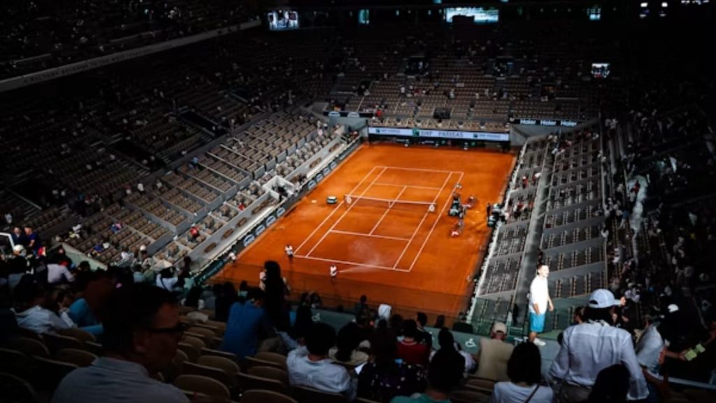 à Roland-Garros, bâches et panneaux publicitaires font rager les joueurs
