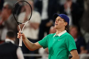 « C’est difficile de bien jouer au tennis » : Sinner perplexe sur les horaires des sessions de soirée