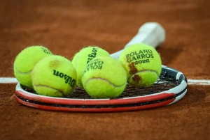 Chaleur extrême à Roland-Garros : une ramasseuse de balles évacuée lors du match Rublev-Buse