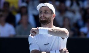Corentin Moutet baisse son short en plein match !