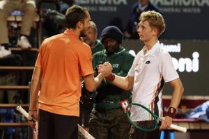 Daniil Medvedev rejoint Jannik Sinner en demi-finales du Masters 1000 de Rome après un intense combat face à Martin Landaluce