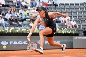 Dans la douleur, Iga Swiatek réussit son entrée en lice au WTA 1000 de Rome face à Caty McNally
