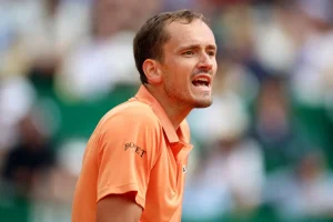 Déception pour Medvedev : éliminé d’entrée à Roland-Garros pour la 7e fois !