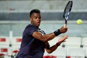 En deux temps, Giovanni Mpetshi Perricard se qualifie pour le second tour à Rome où il retrouvera Lorenzo Musetti