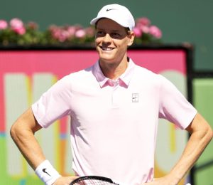 “Ennuyeux” ? Jannik Sinner écrase tout… et Tim Henman ne comprend pas les critiques