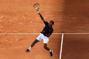 Félix Auger-Aliassime se fait peur mais rejoint le deuxième tour de Roland-Garros après sa victoire contre Daniel Altmaier au bout du cinquième set