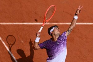 Flavio Cobolli, qualifié pour les huitièmes de finale de Roland-Garros : « Je ne veux pas parler de tennis, c&rsquo;est la finale de la Ligue des champions »