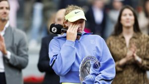 Guerre en Ukraine : tension entre Marta Kostyuk et Mirra Andreeva, l’Ukrainienne bat la Russe en finale et n’adresse pas la parole à son adversaire, apparue très émue