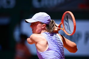 Iga Swiatek échappe à sa bête noire Jelena Ostapenko et affrontera Magda Linette au troisième tour de Roland-Garros