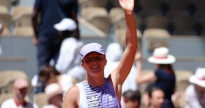 Iga Swiatek passe en deux sets au 3e tour de Roland-Garros