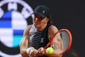 Iga Swiatek terrasse Elisabetta Cocciaretto et file en huitièmes de finale du WTA 1000 de Rome