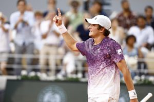 Il y aura un nouveau vainqueur de Grand Chelem : Joao Fonseca renverse Novak Djokovic au bout du cinquième set et rallie les huitièmes de finale à Roland-Garros