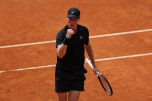 Impitoyable avec Andrey Rublev, Jannik Sinner signe un nouveau record de victoires d&rsquo;affilée en Masters 1000 et se qualifie pour le dernier carré à Rome