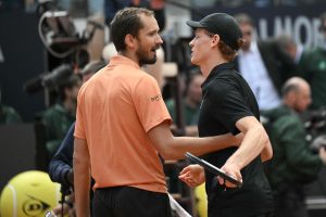 Jannik Sinner a souffert contre Daniil Medvedev mais se qualifie en deux temps pour la finale