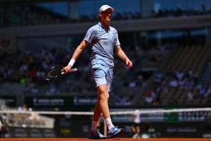 Jannik Sinner est parti aux soins durant son match du 2e tour de Roland-Garros