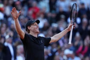 Jannik Sinner prend ses distances sur Carlos Alcaraz au classement ATP, Lorenzo Musetti quitte le top 10, Alexander Bublik le réintègre
