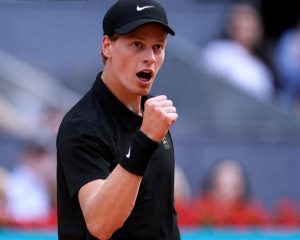 Jannik Sinner résiste à Medvedev et file en finale de Rome face à Casper Ruud