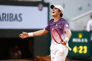 Joao Fonseca après sa victoire en cinq sets contre Novak Djokovic : « C&rsquo;était la première fois que je jouais contre lui, et je veux juste le remercier »