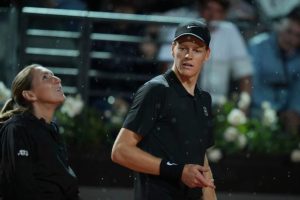 La demi-finale du Masters 1000 de Rome entre Jannik Sinner et Daniil Medvedev interrompue par la pluie