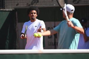 Le flou se disperse : Arthur Fils à l&rsquo;entraînement trois jours avant son entrée en lice à Roland-Garros