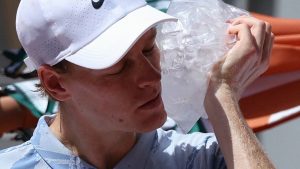 « Les Français voulaient récompenser l’un des leurs » : l’Italie accuse les organisateurs de Roland-Garros d’avoir désavantagé Jannik Sinner en le faisant jouer en plein soleil